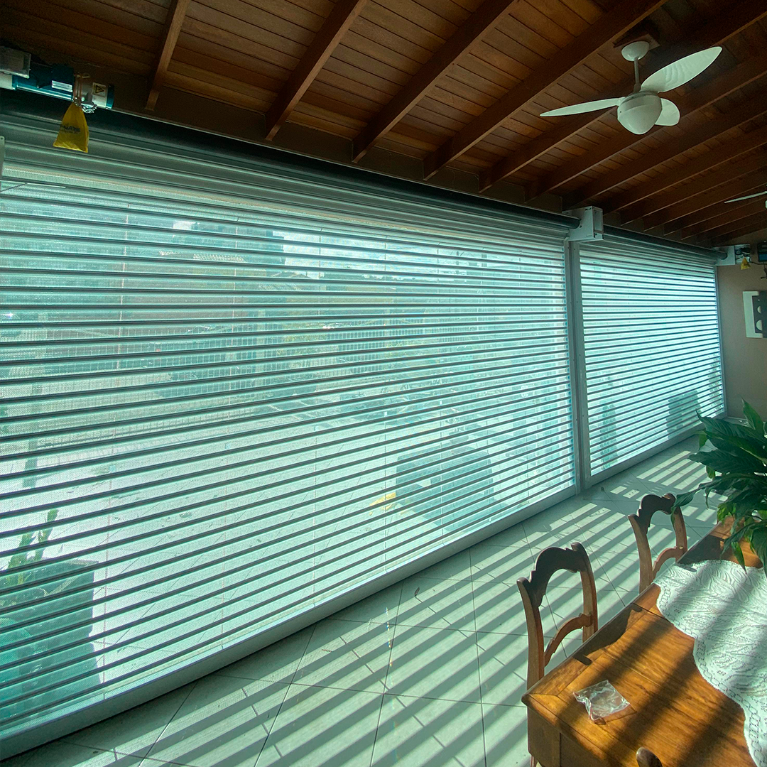 Cortina de enrolar transvision com furos de ventilação